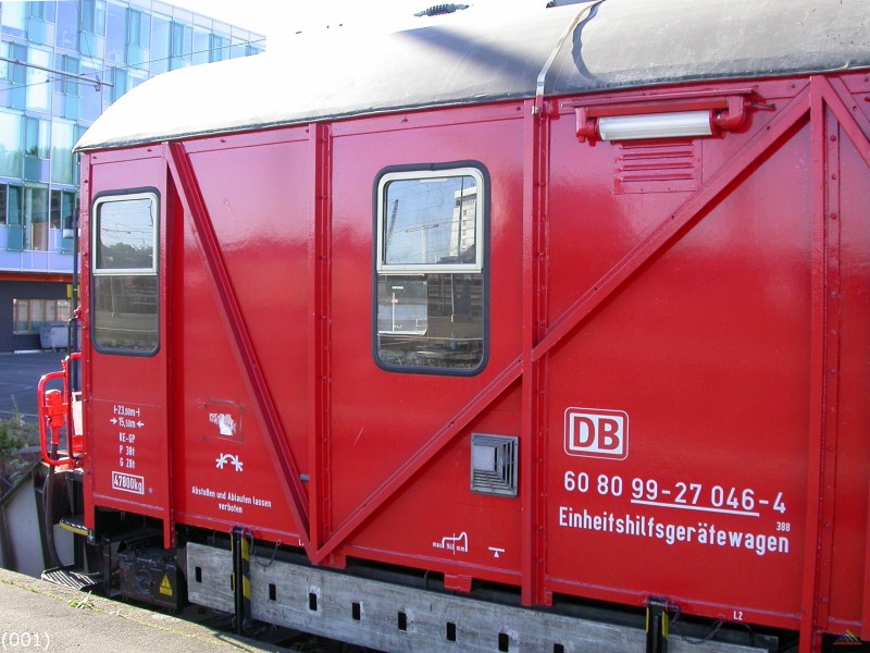 Bahn 001.jpg - Ein Einheitshilfsgerätewagen in Kassel Hbf im Jahr 2002